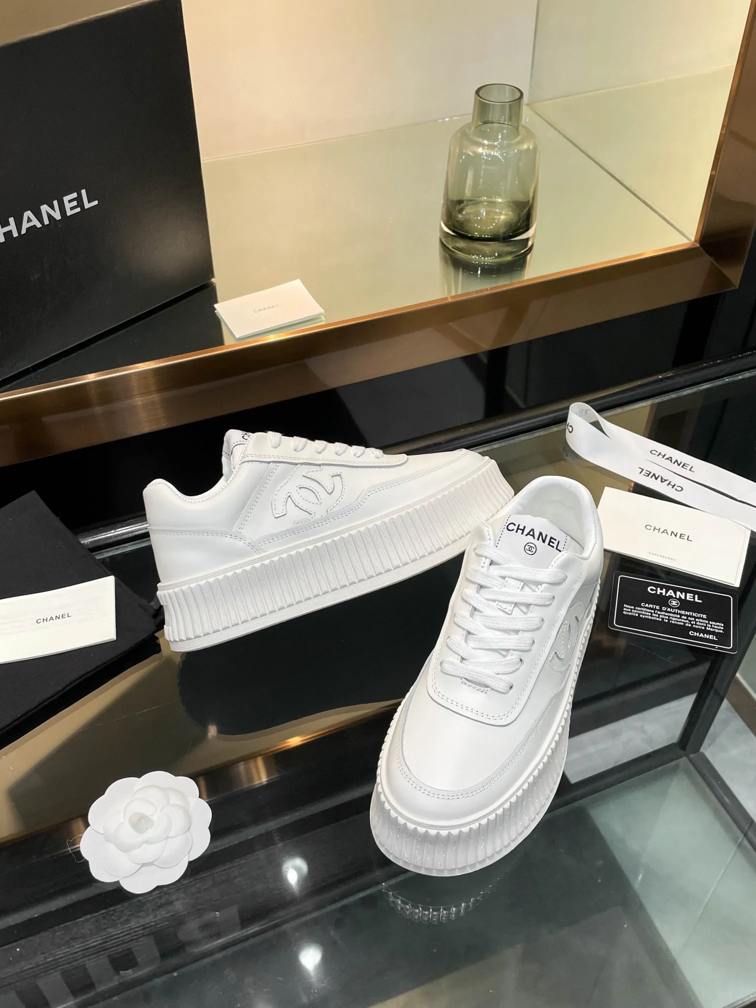 💕💕Factory direct selling price p520💕💕Chanel Chanel 25A latest model full leather panda color white shoes casual sports shoes original purchase and development production Xiaoxiang C Home Another super popular item in the counter, the love of Internet celebrity bloggers and ladies, various praises on social platforms, super popular, high quality, breathable and super spring and summer. Seeing this issue always arouses girls' inner desire for fashion. The latest suede material, classic black and white color, full of fashionable feeling on the feet, easy to care for. Fabric: Original customized imported cowhide material. Lining: Customized soft sheepskin lining. Sole: Original molded rubber non-slip outsole. Bottom thickness: 5CM. Size: Women's size 35-40.